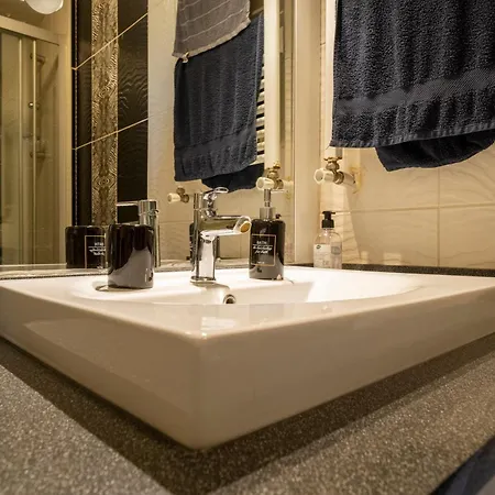 Bosphorus View - Location - Spacious 1 Bedroom - Elevator דירה איסטמבול